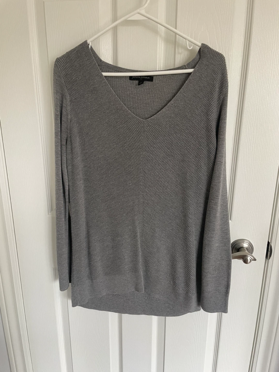 Banana Republic Grey V-Neck Sweater Size M
