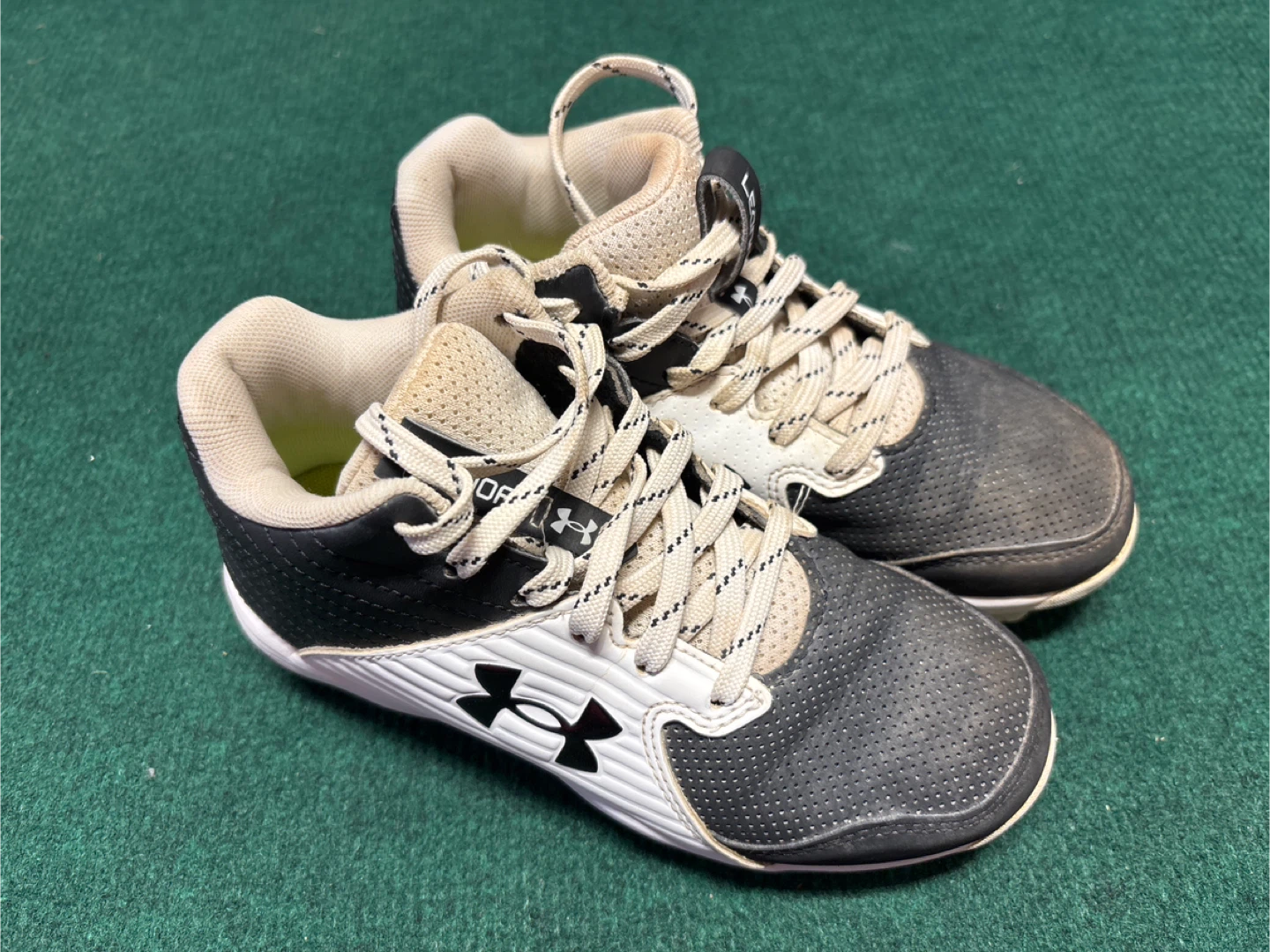 Under Armour Youth Baseball Cleats.  Size 1Y