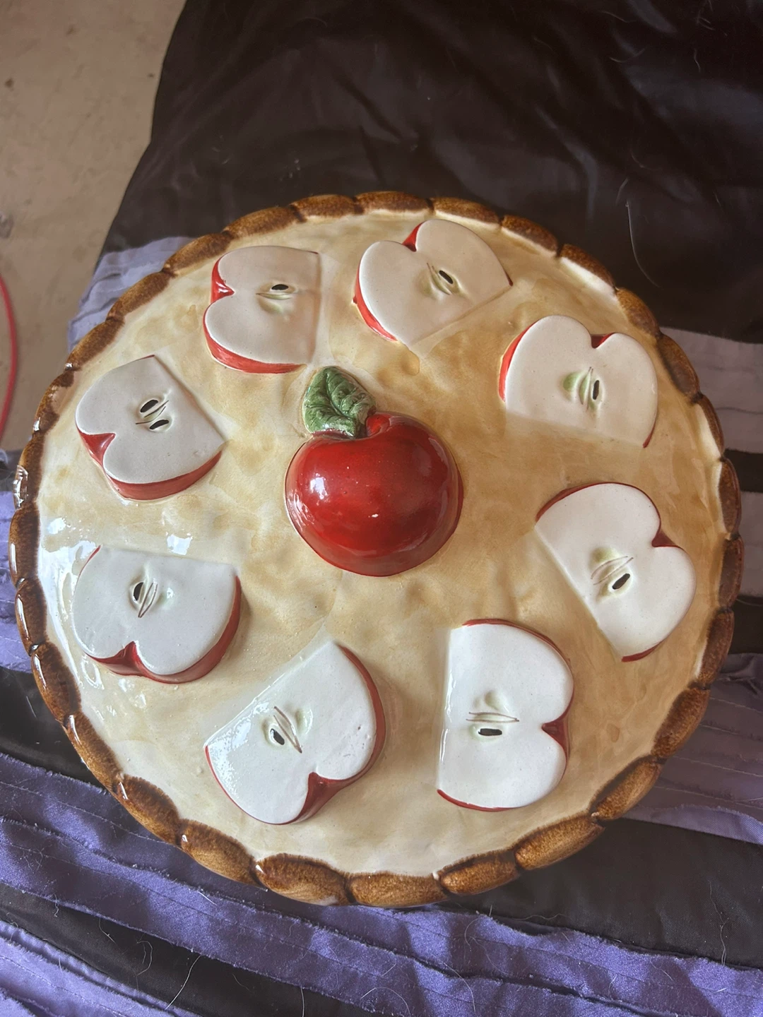 Ceramic Apple Pie Dish with Lid