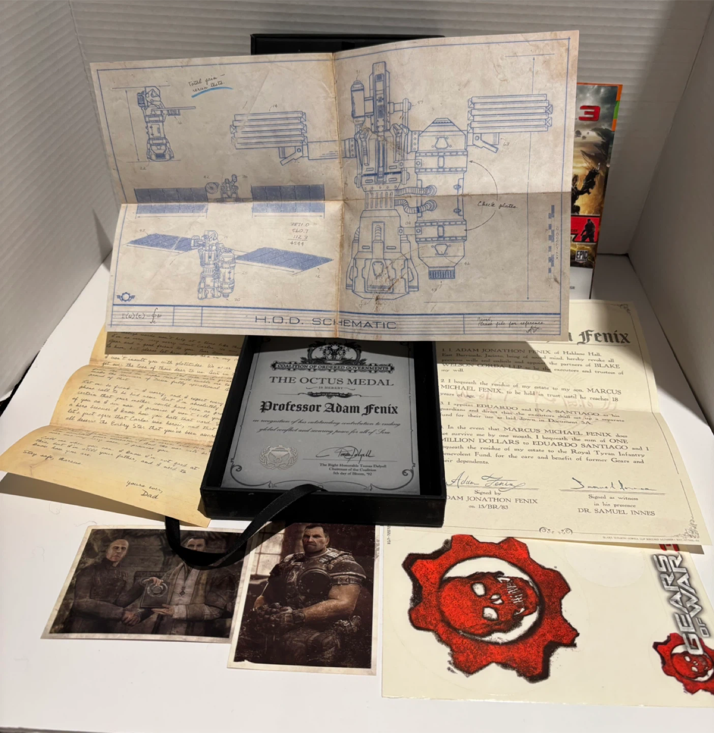 Gears of War Collectible Set: Octus Medal, Schematic & Will - photo 2
