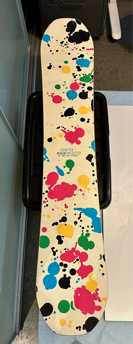 🏂 FREE used snowboard — perfect for up-cycling!
