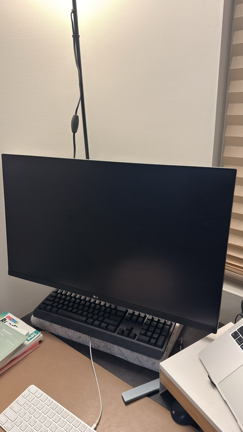 LG 32" UHD HDR Monitor with FreeSync - White - photo 2