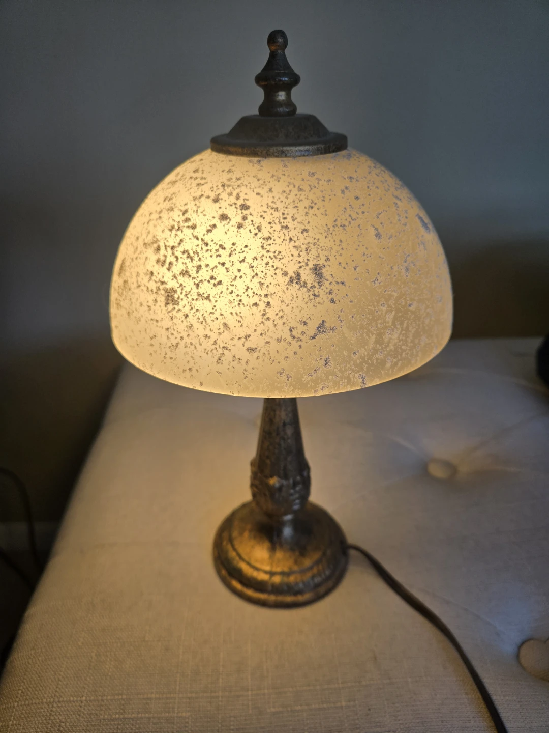 Vintage style lamp with frosted glass shade - photo 2