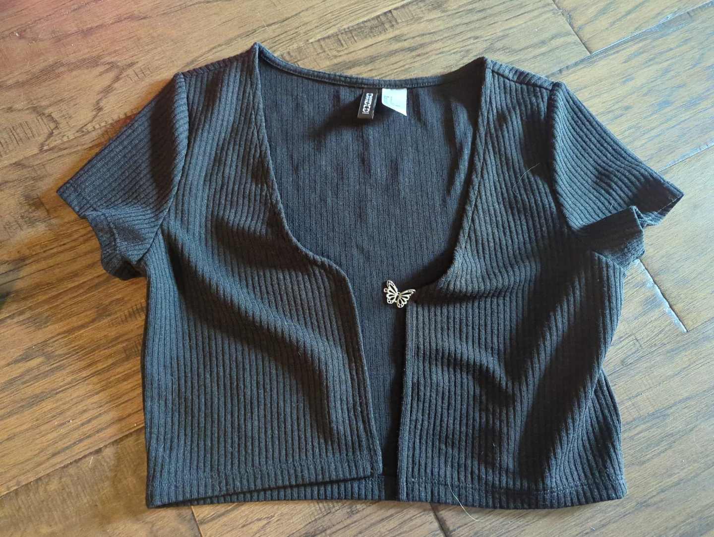 Black Divided Ribbed Cropped Cardigan with Butterfly Clasp