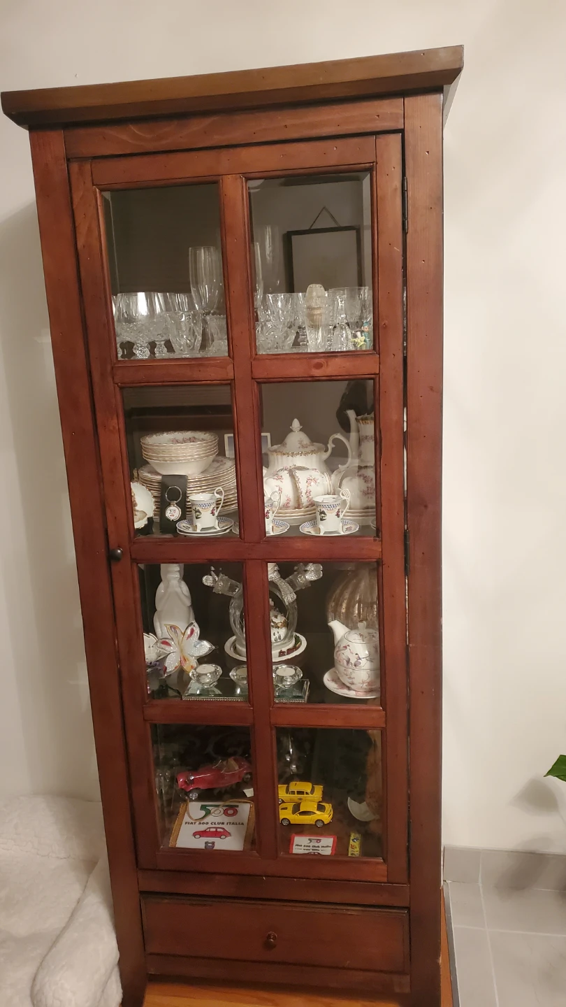 Nice china cabinet