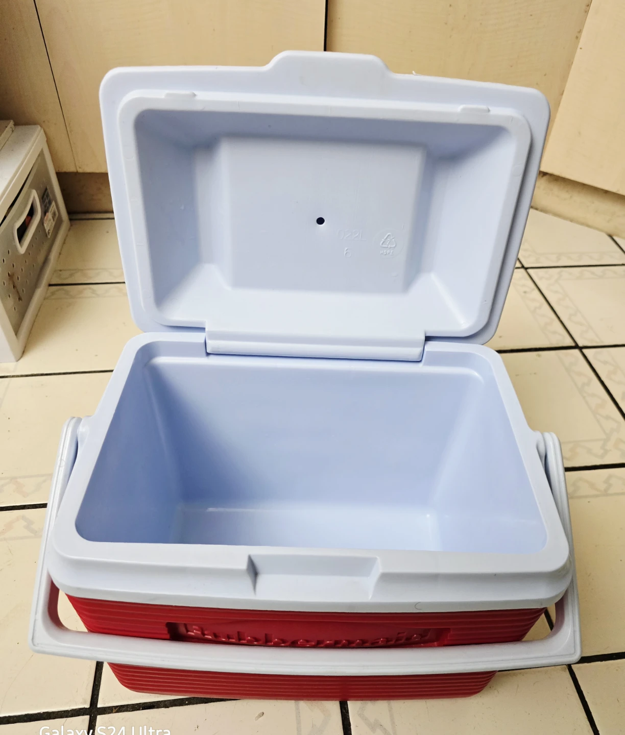 Rubbermaid Cooler Red White 5 Qt Ice Chest 6-Pack Lunch Box - photo 3
