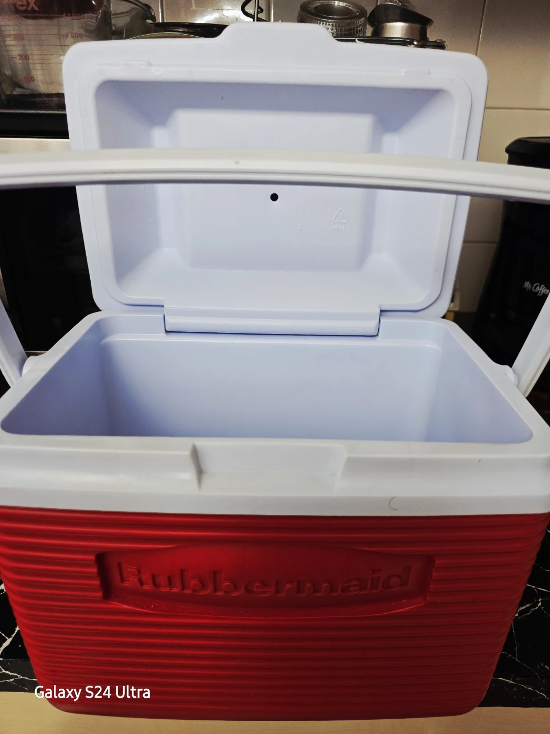 Rubbermaid Cooler Red White 5 Qt Ice Chest 6-Pack Lunch Box - photo 4