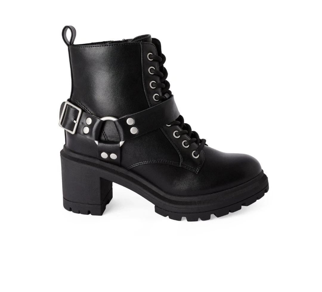 New with tags Black boots with heel