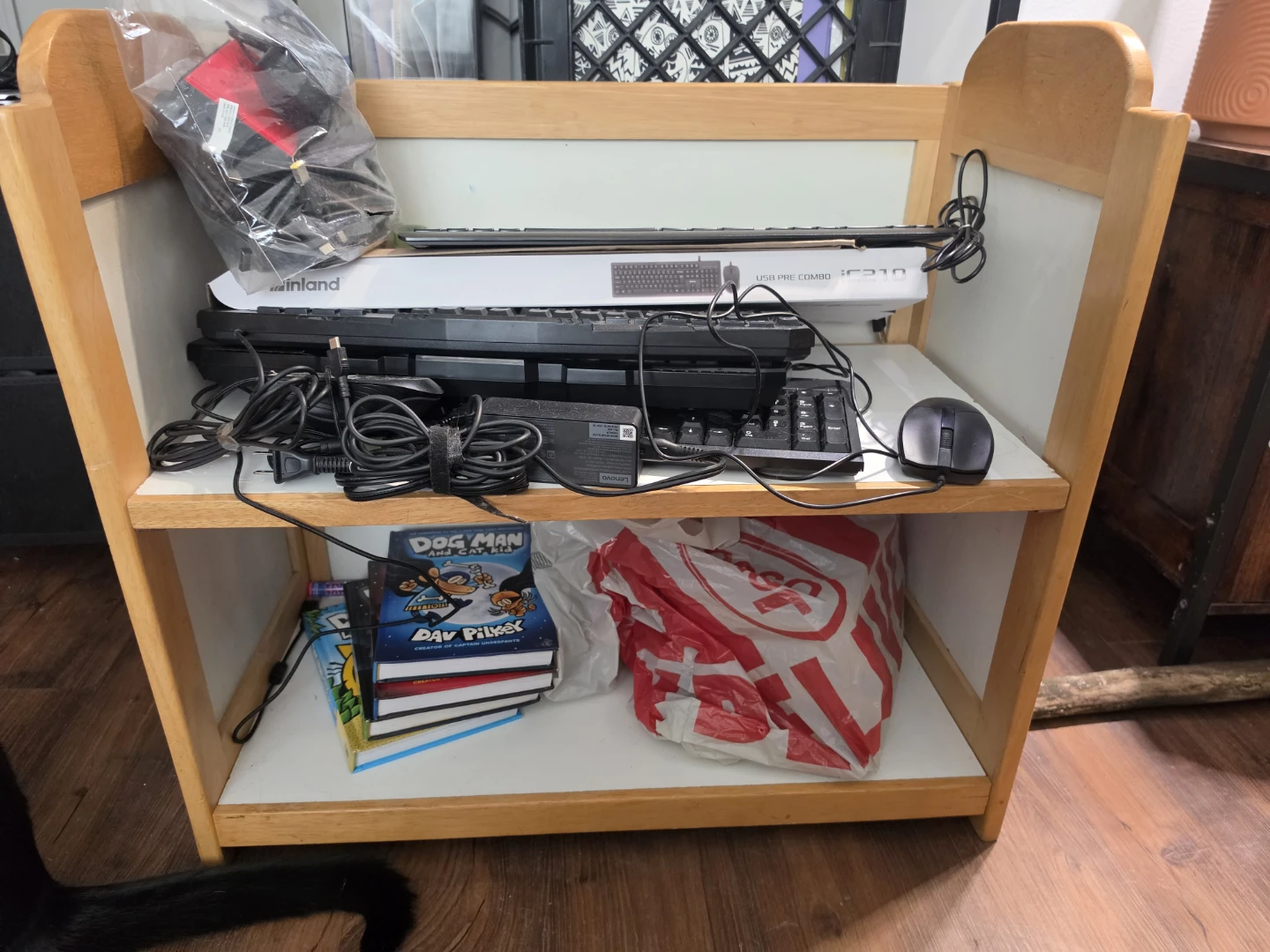 🥕 Small white shelf thing- free!