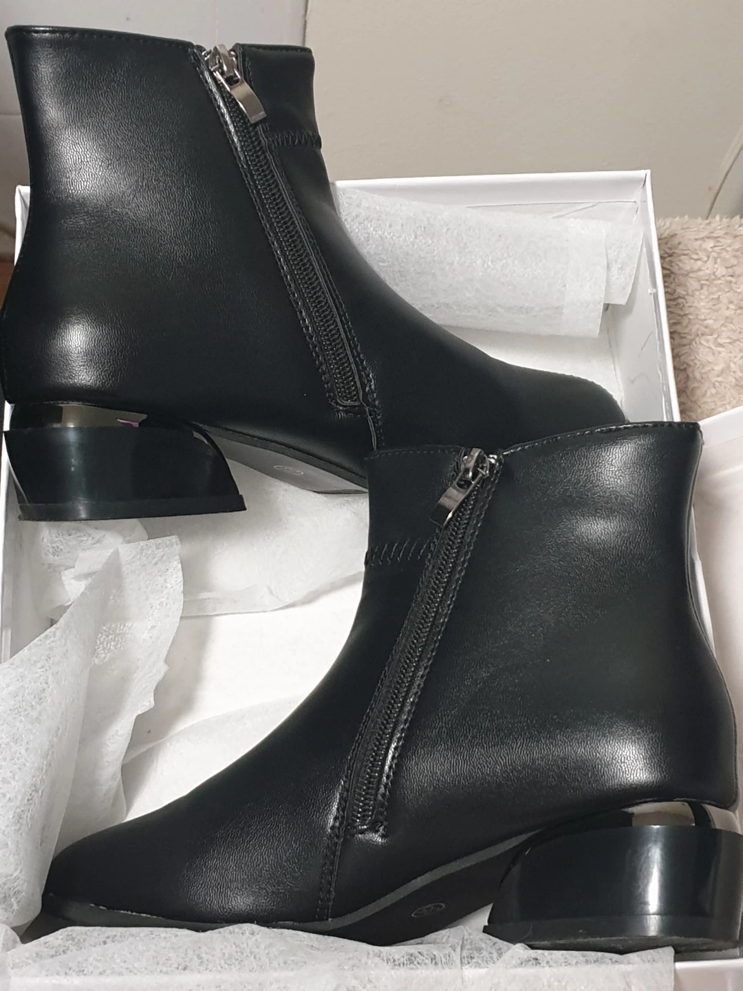 🧡 Black Boots with side Zippers
