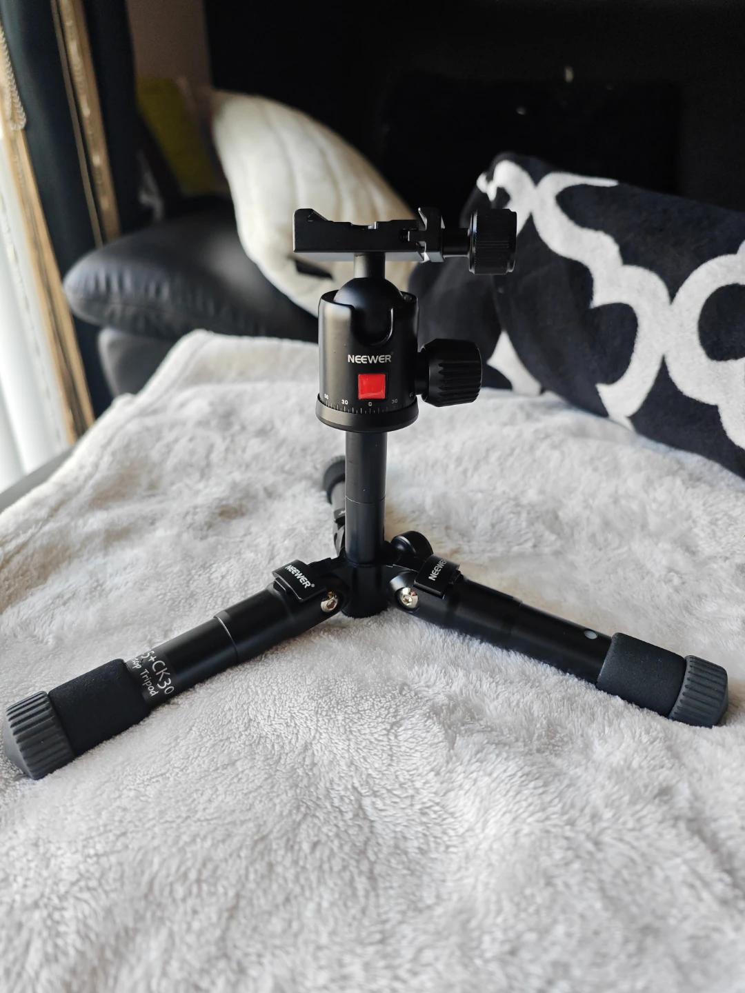 Neewer Portable Folding Mini Tripod - photo 2