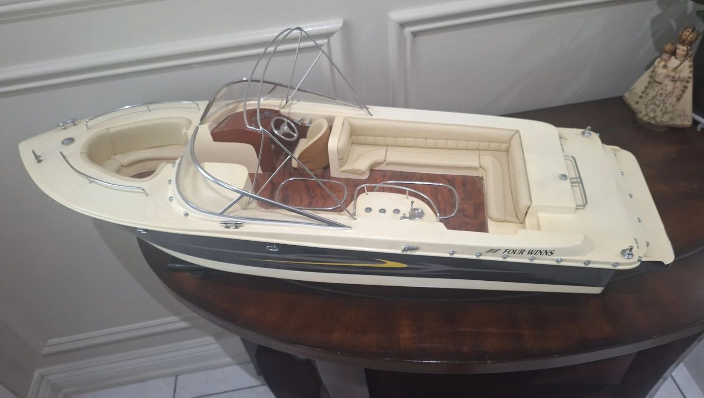 Four Winns Model Boat