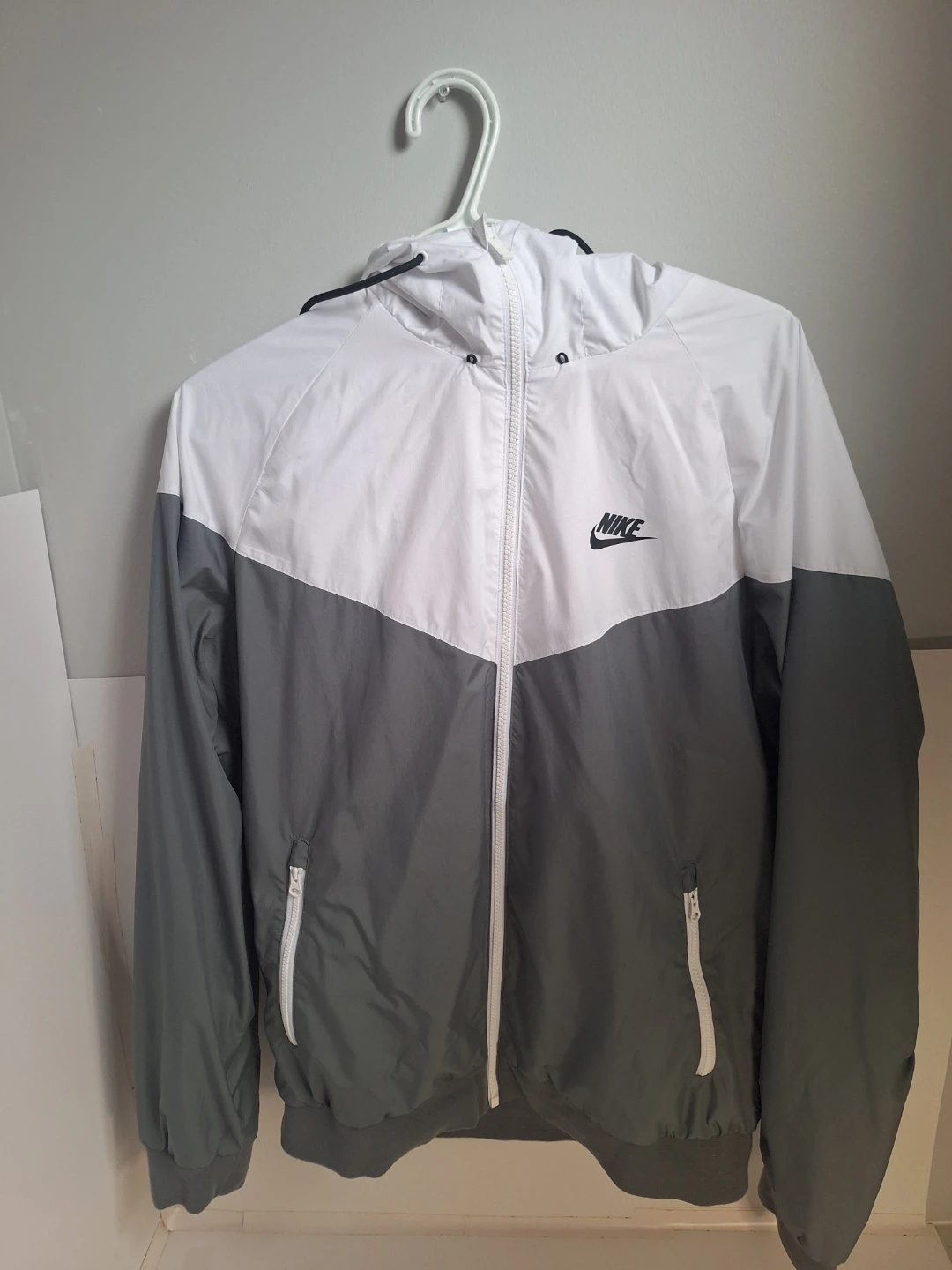 Nike Sportswear Windrunner Windbreaker Jacket Gray White M