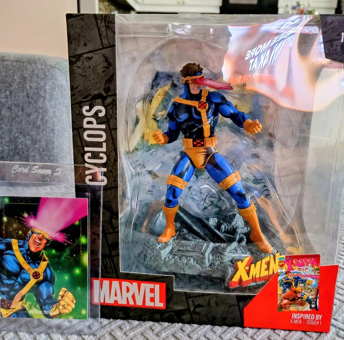Marvel X-Men Cyclops Action Figure and Trading Card