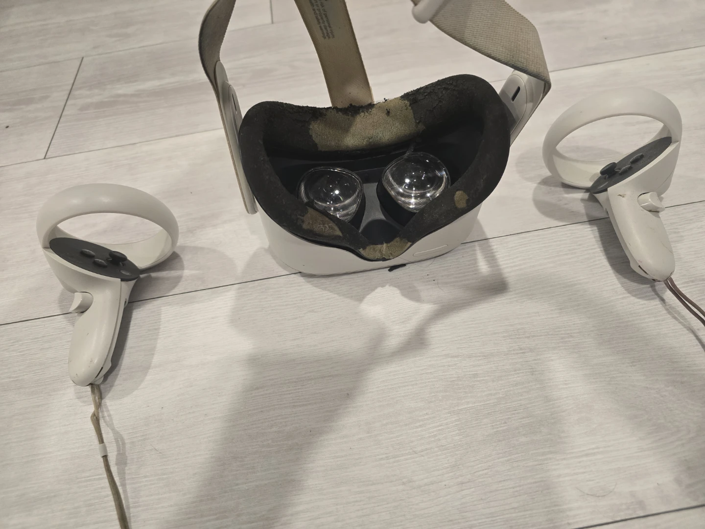 Meta Quest 2 VR Headset with Controllers - photo 2