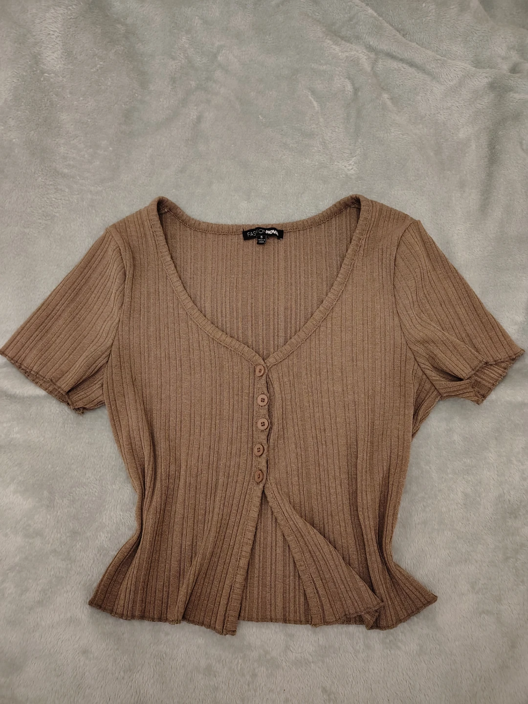 Ribbed V-Neck Button-Up crop Top - Size small