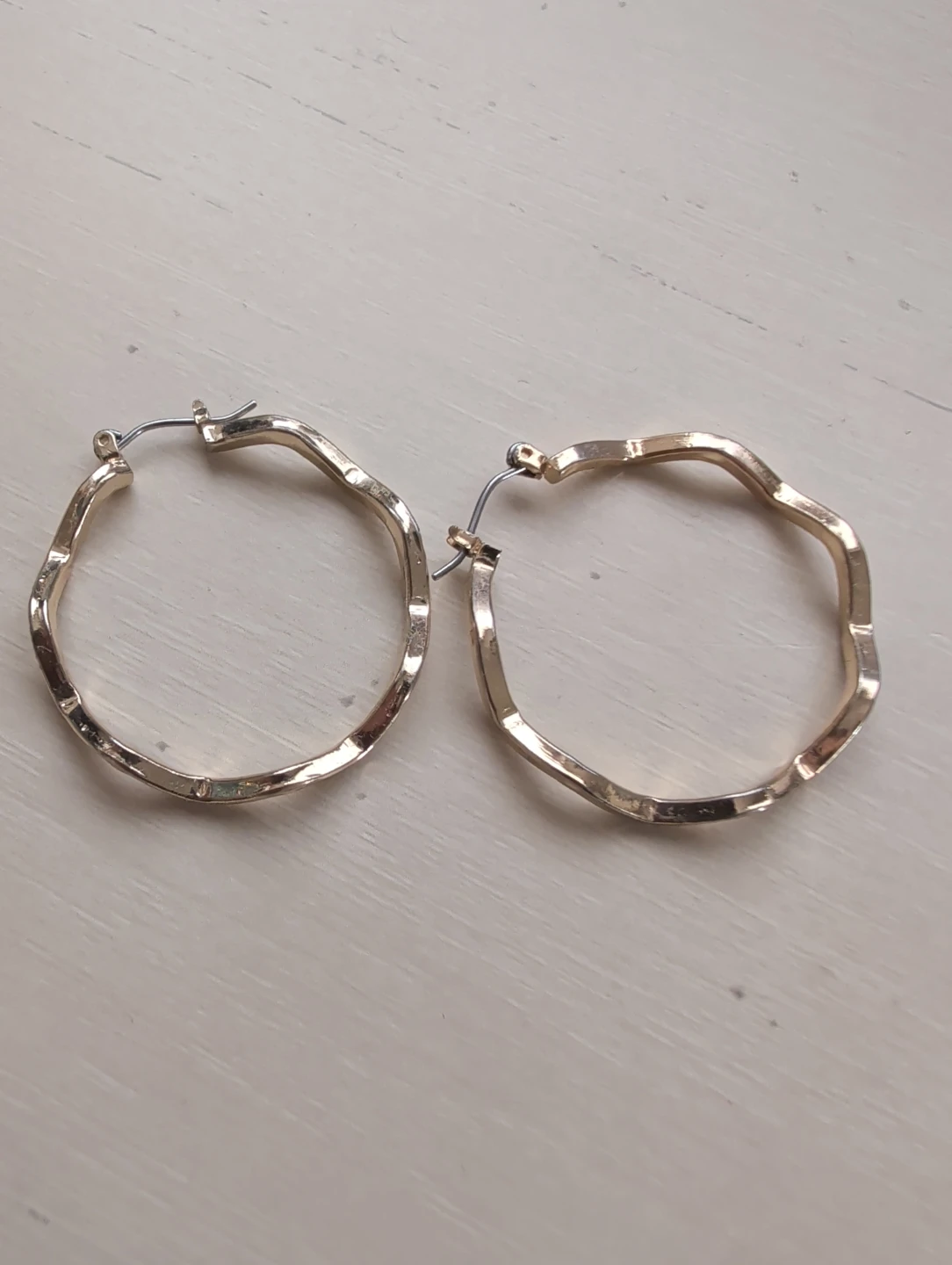 Gold wavy hoop earrings