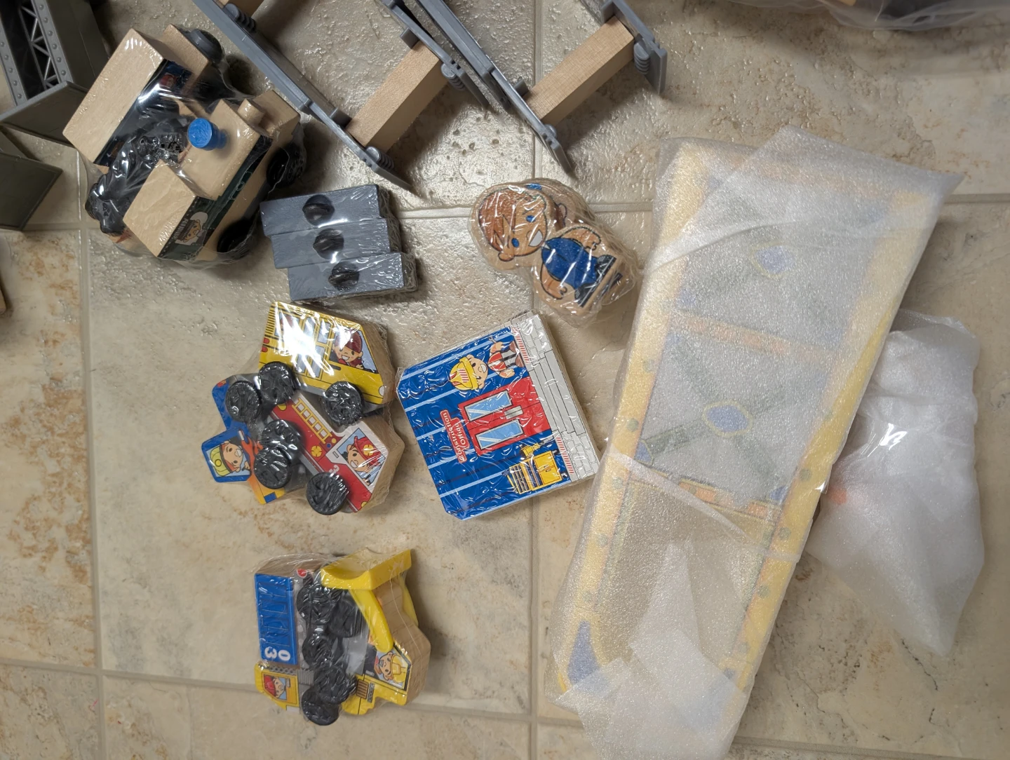 KidKraft Metropolis Train Set (tracks and accessories only) - photo 3