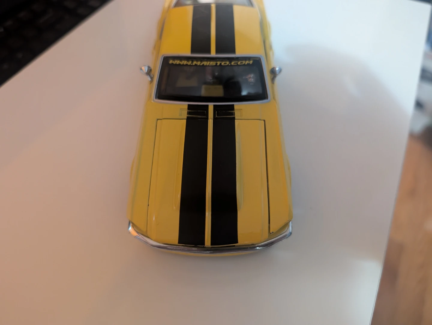 Yellow Ford Mustang 1:24 Diecast Model Car - photo 2