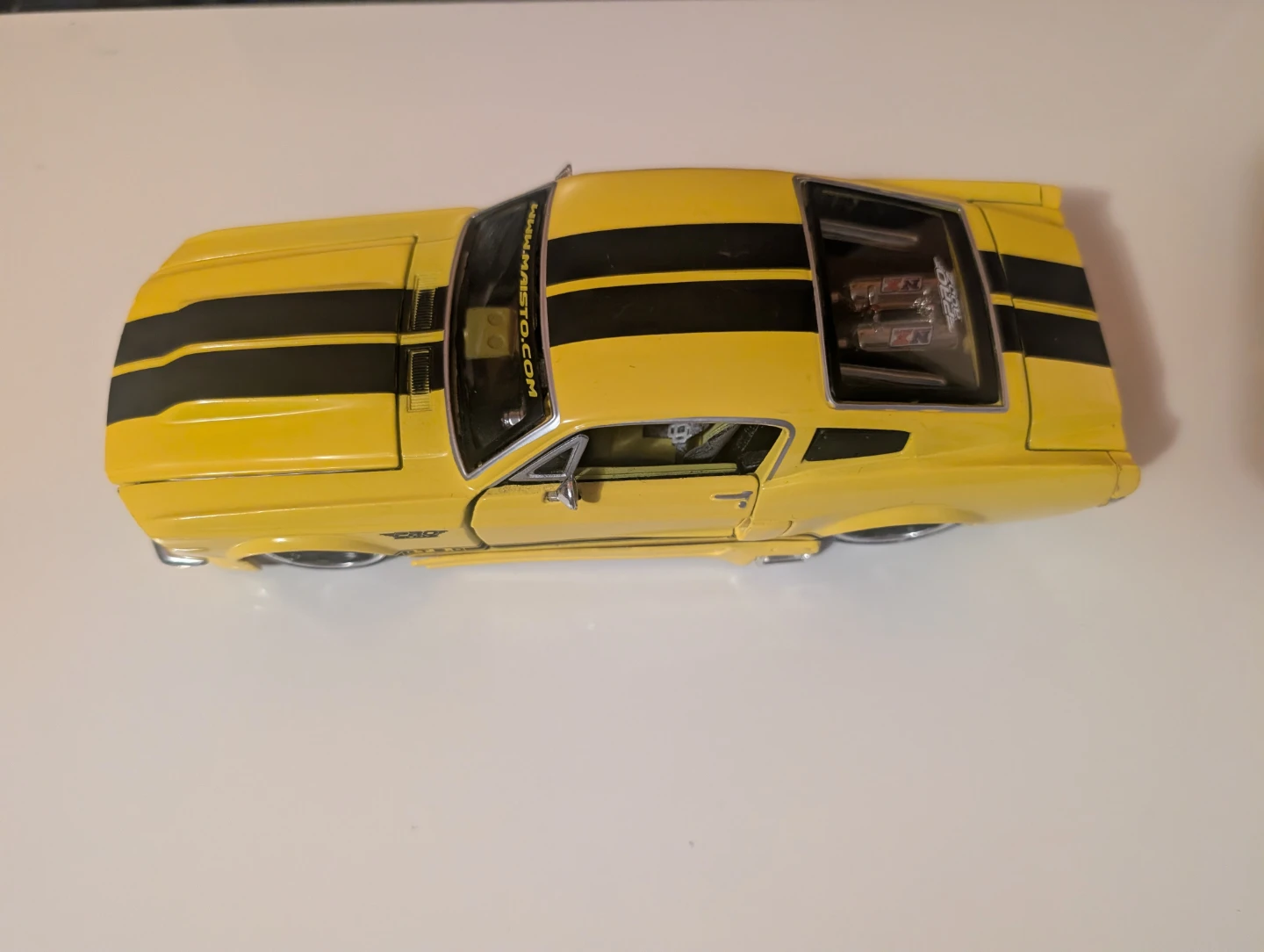 Yellow Ford Mustang 1:24 Diecast Model Car - photo 3