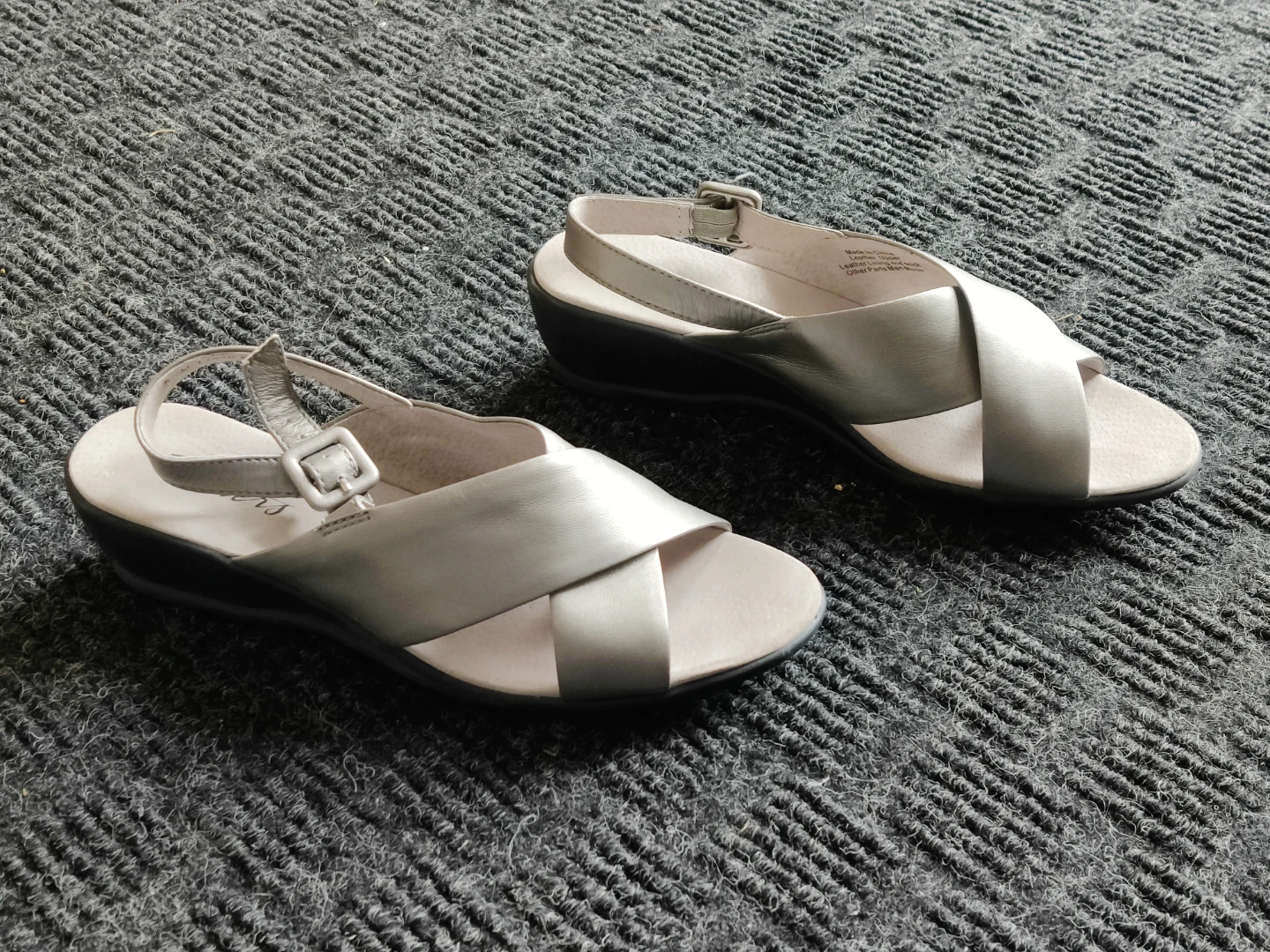 Women Trotters Criss-Cross Summer Sandals Mid Heel - Size 6.5