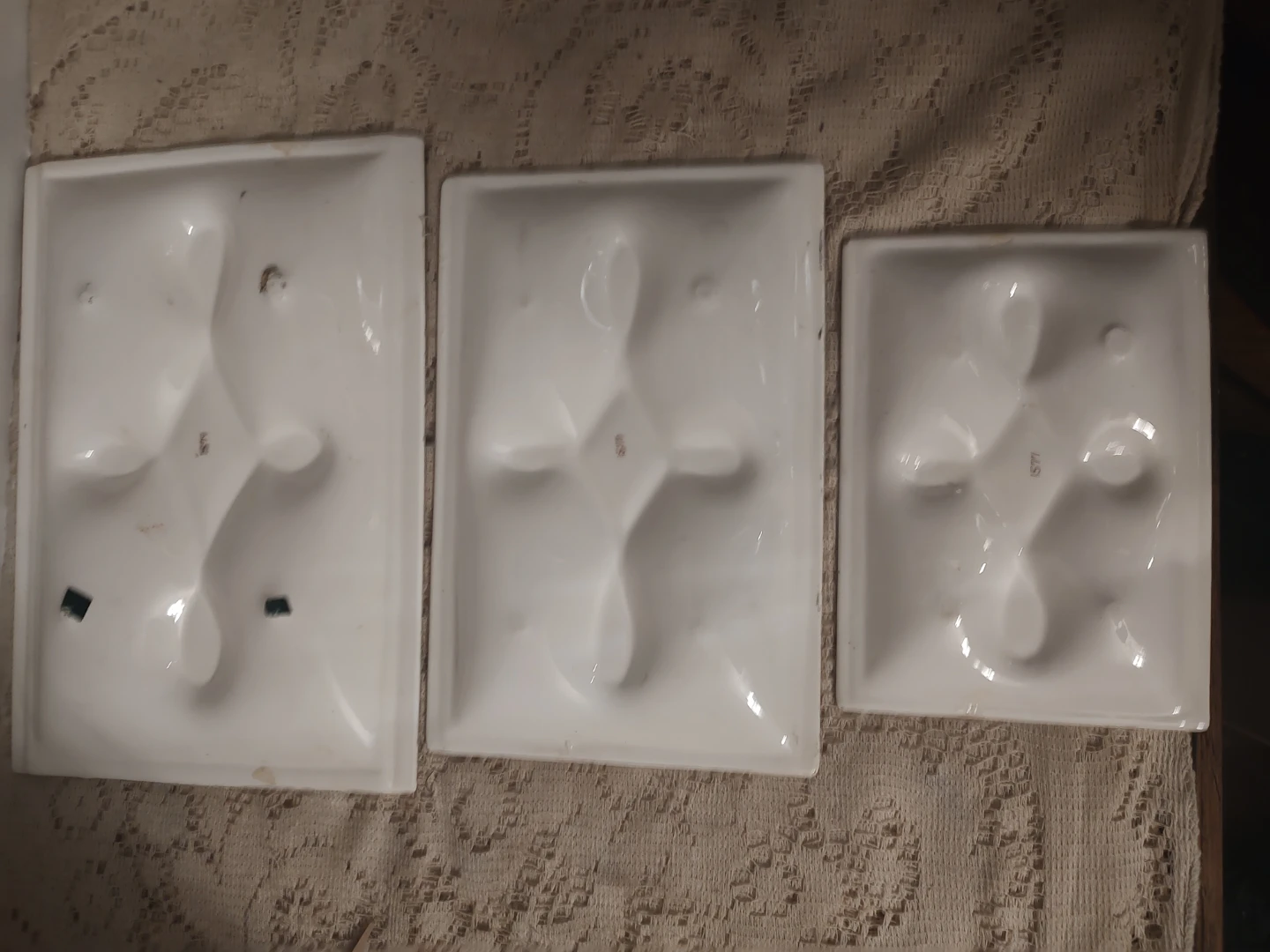 Set of 3 Vintage Decorative Wall Plaques - photo 2