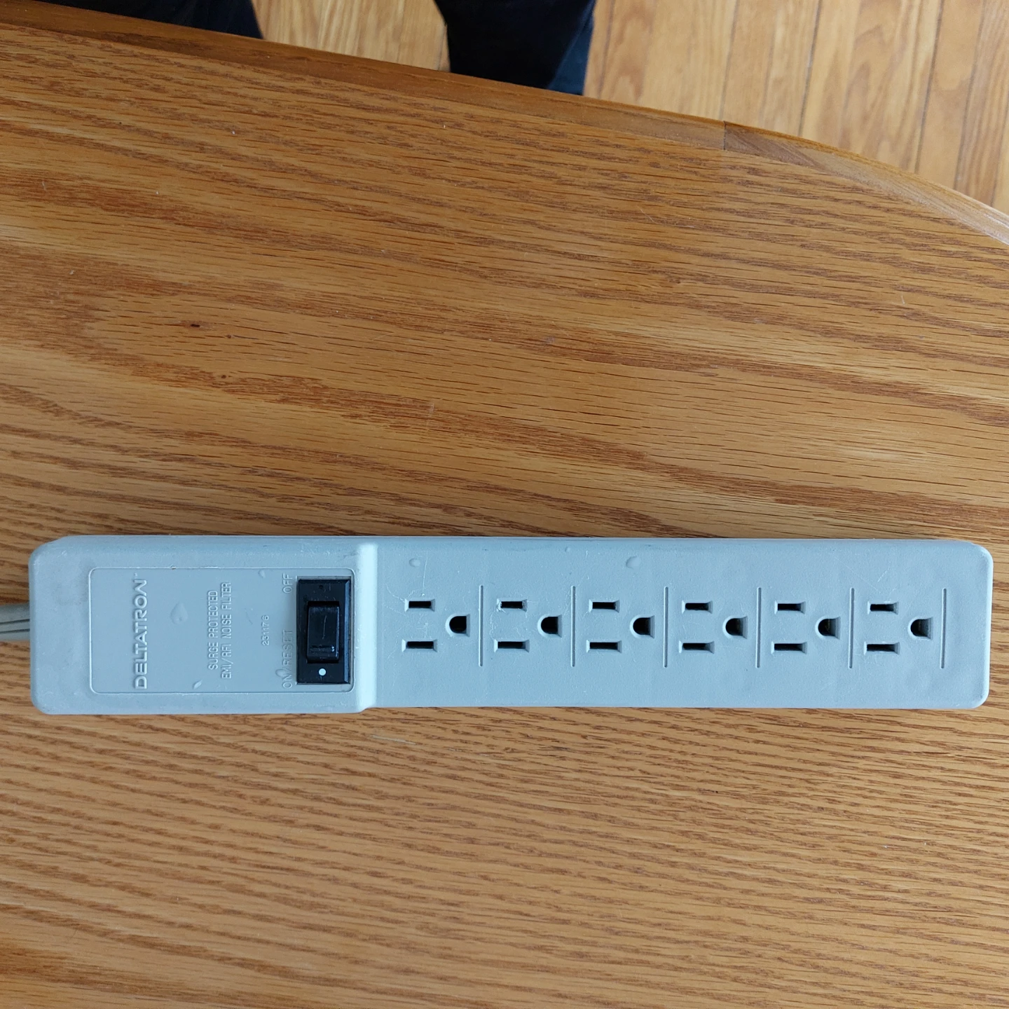 Deltatron Power Bar with 6 Outlets
