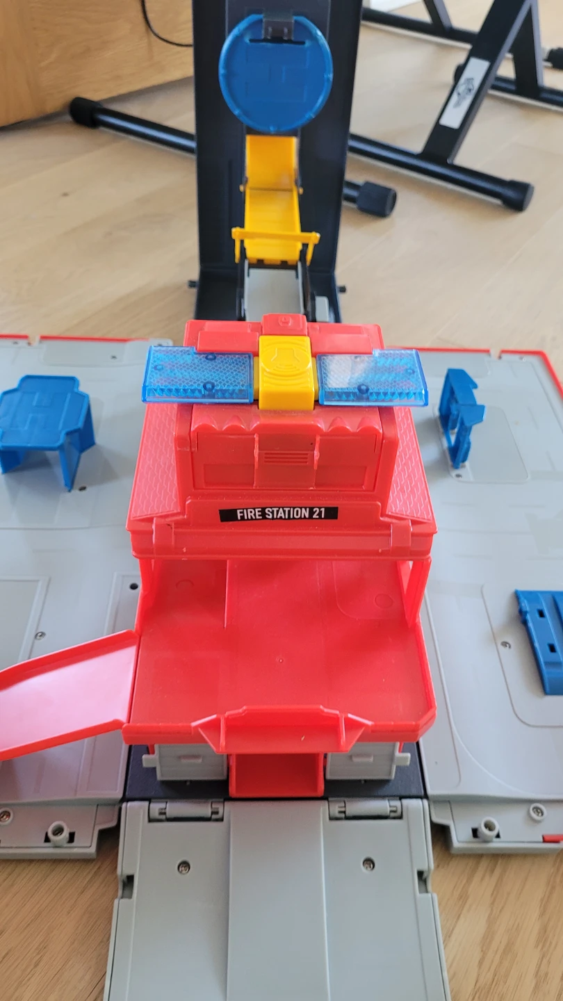 Hot Wheels City Fire Station playset - photo 3