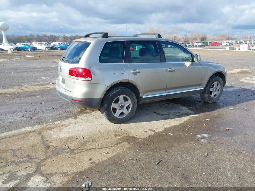 Volkswagen Touareg SUV - photo 2