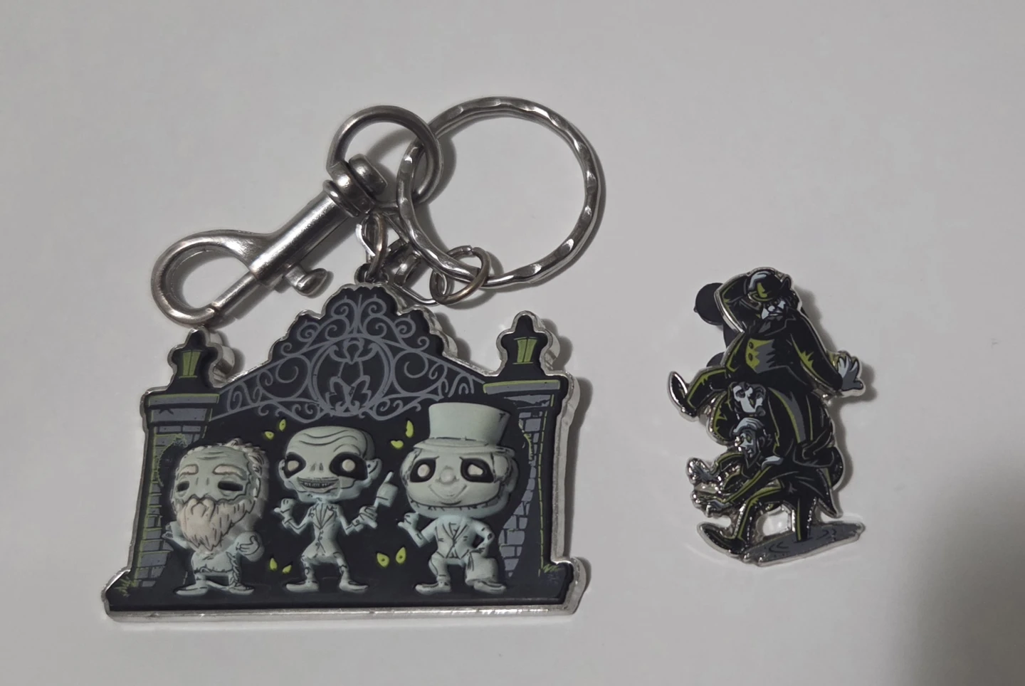 Disney Haunted Mansion Pin and Keychain set - photo 2