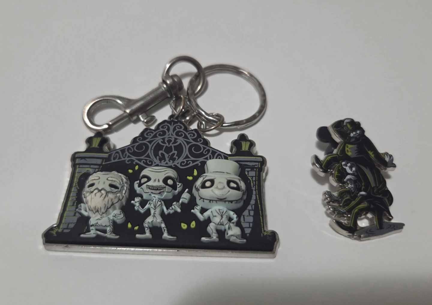 Disney Haunted Mansion Pin and Keychain set - photo 3
