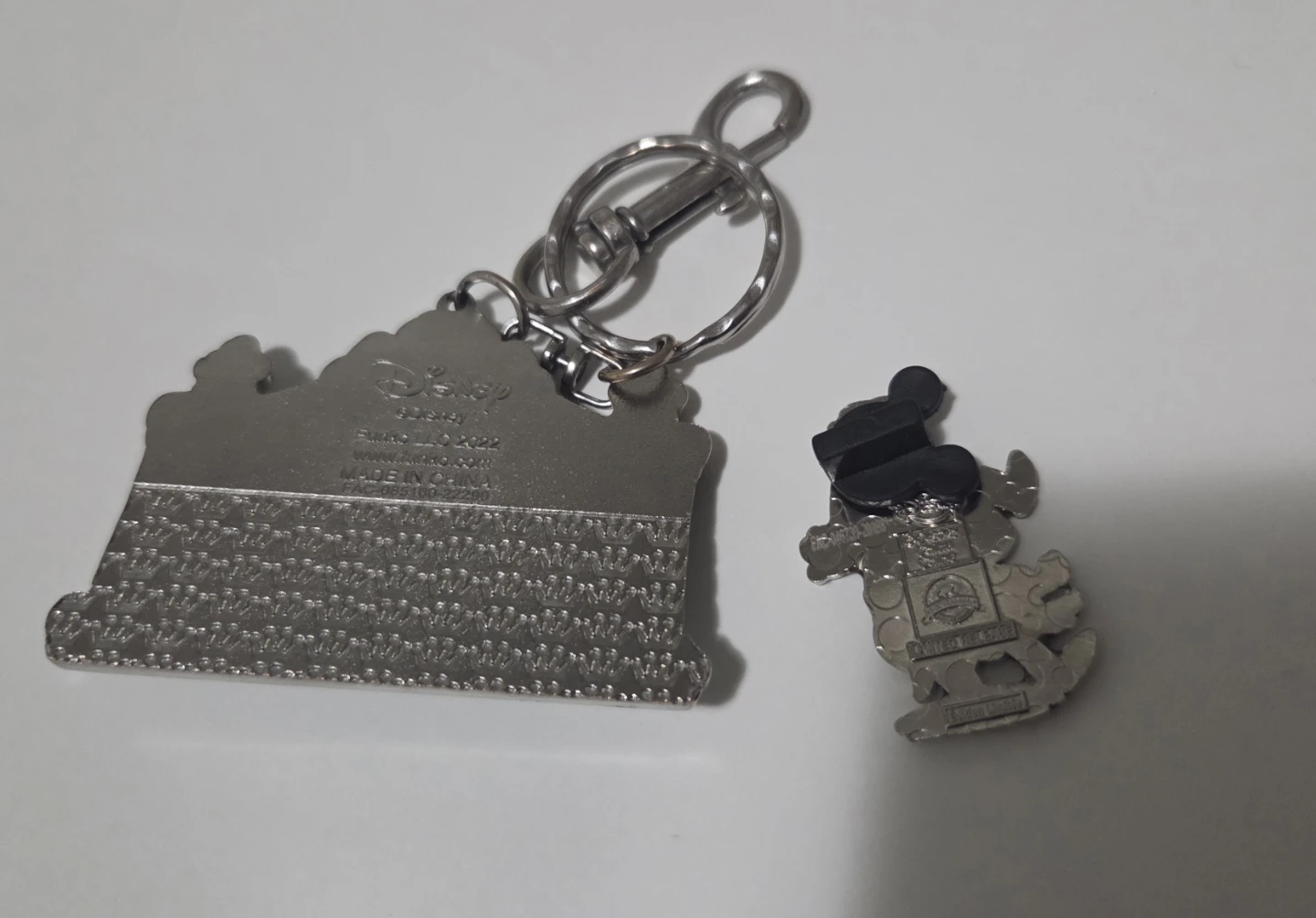 Disney Haunted Mansion Pin and Keychain set - photo 4