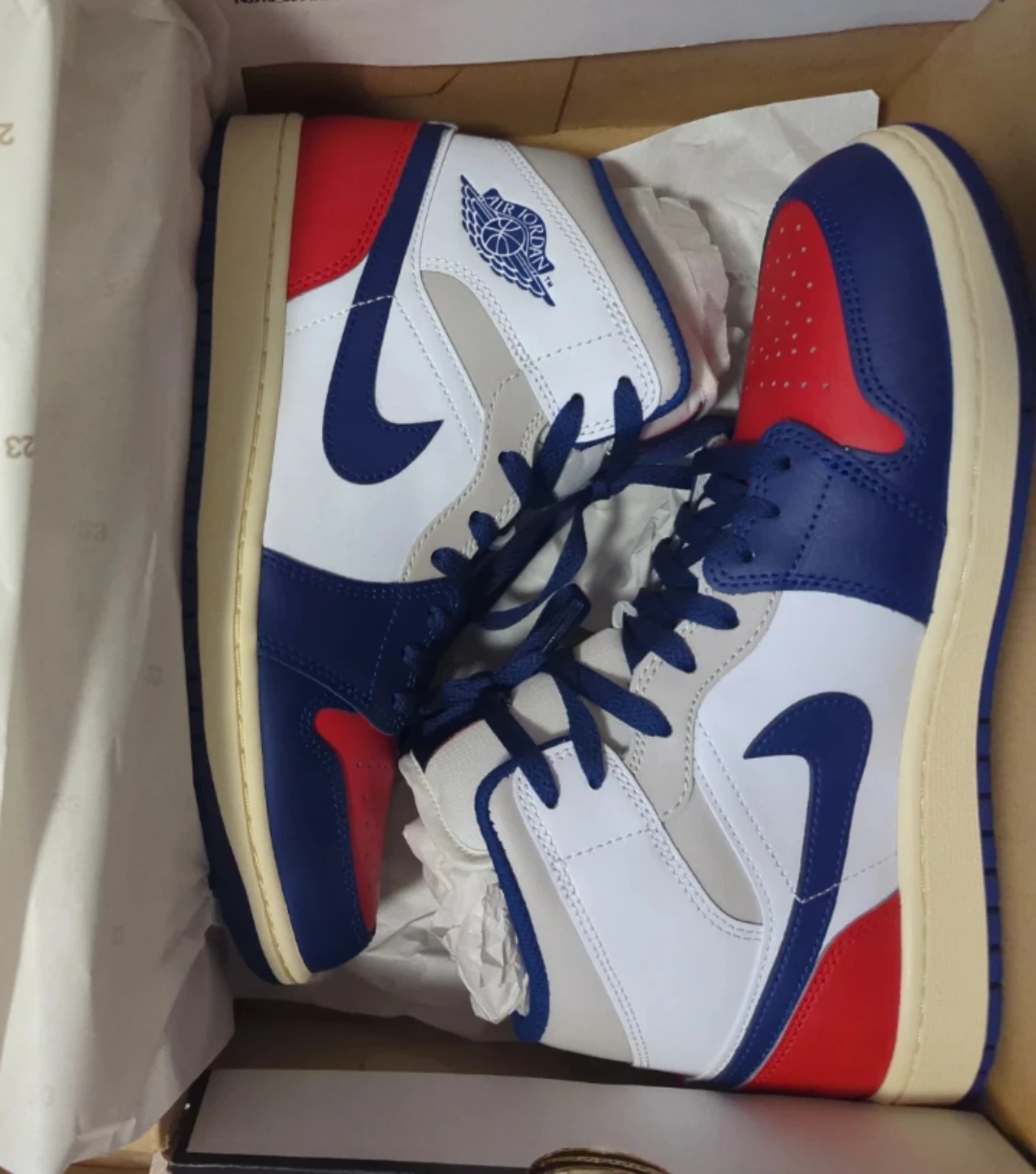 (BRAND NEW IN BOX) Jordan 1 Mid SE Royal Blue