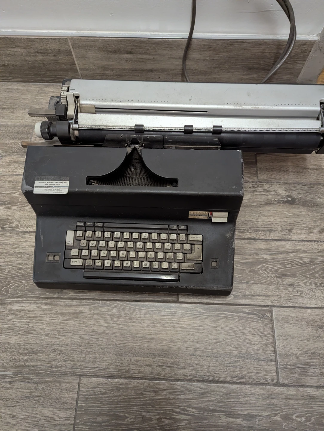 Olivetti electric typewriter - photo 2