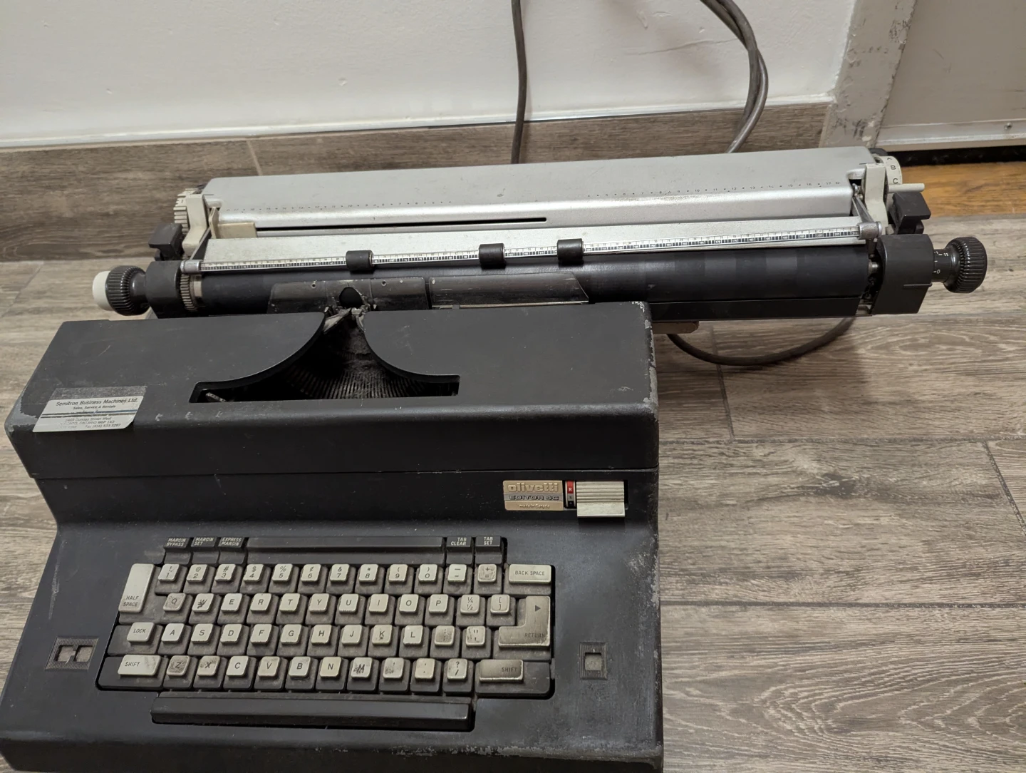 Olivetti electric typewriter - photo 3