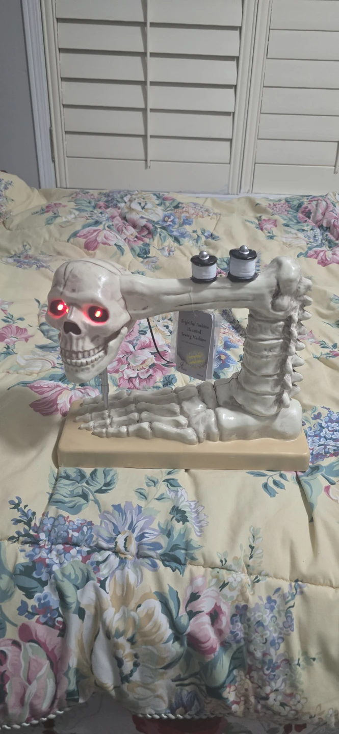 Frightful Fashions Skeleton Sewing Machine - photo 2