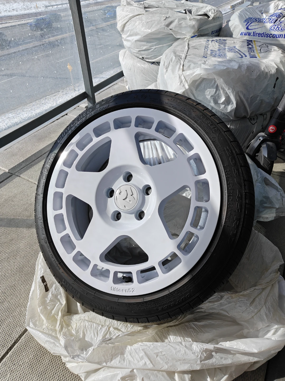 Mini Cooper White Wheel Set 17" Fifteen52
