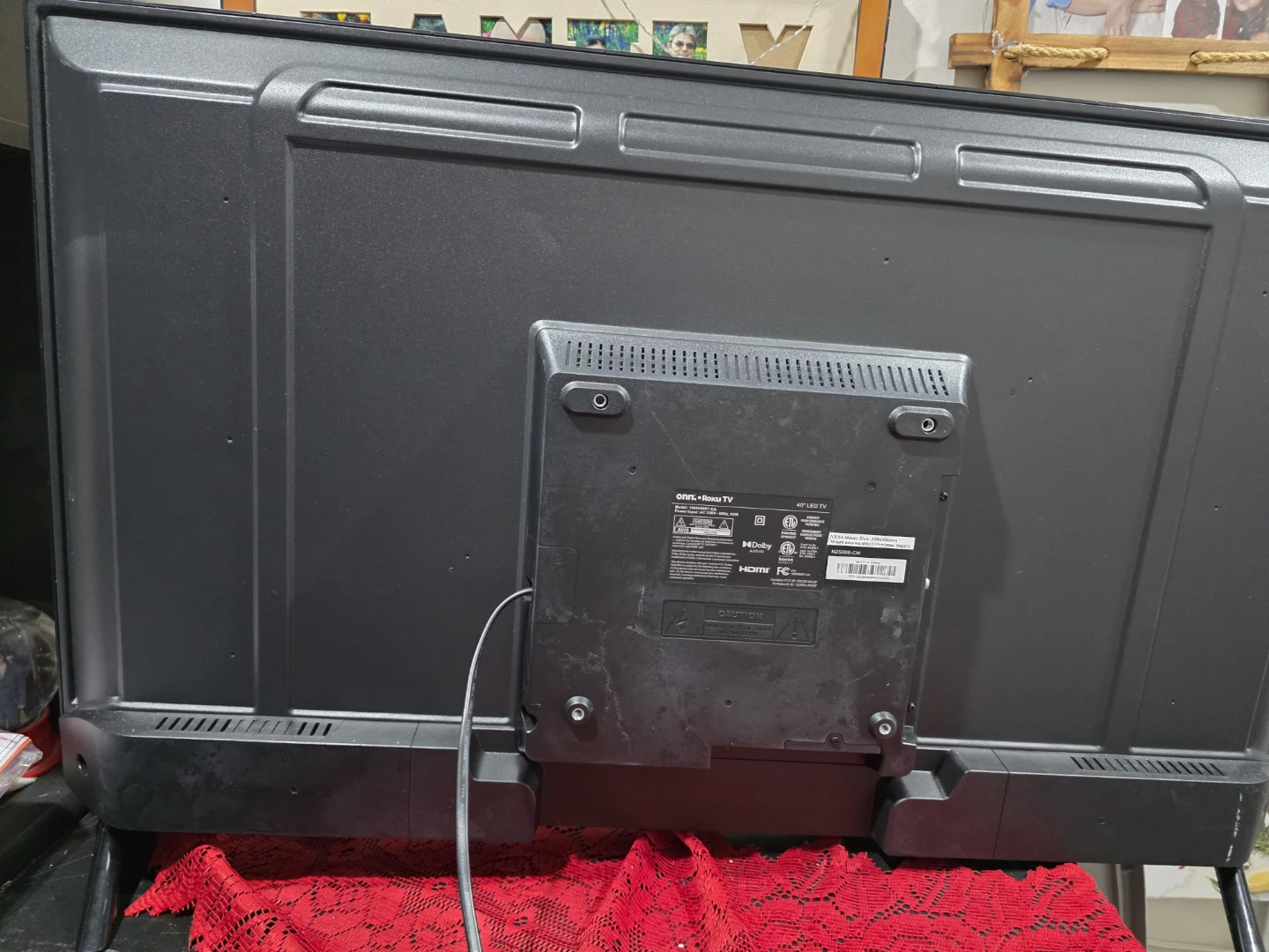 Onn. 40" Class HD LED Roku TV - photo 3
