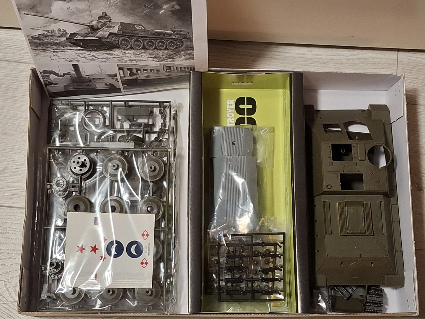 ToyStar SU-100 Russian Tank Destroyer Model Kit 1/25 Scale - photo 3