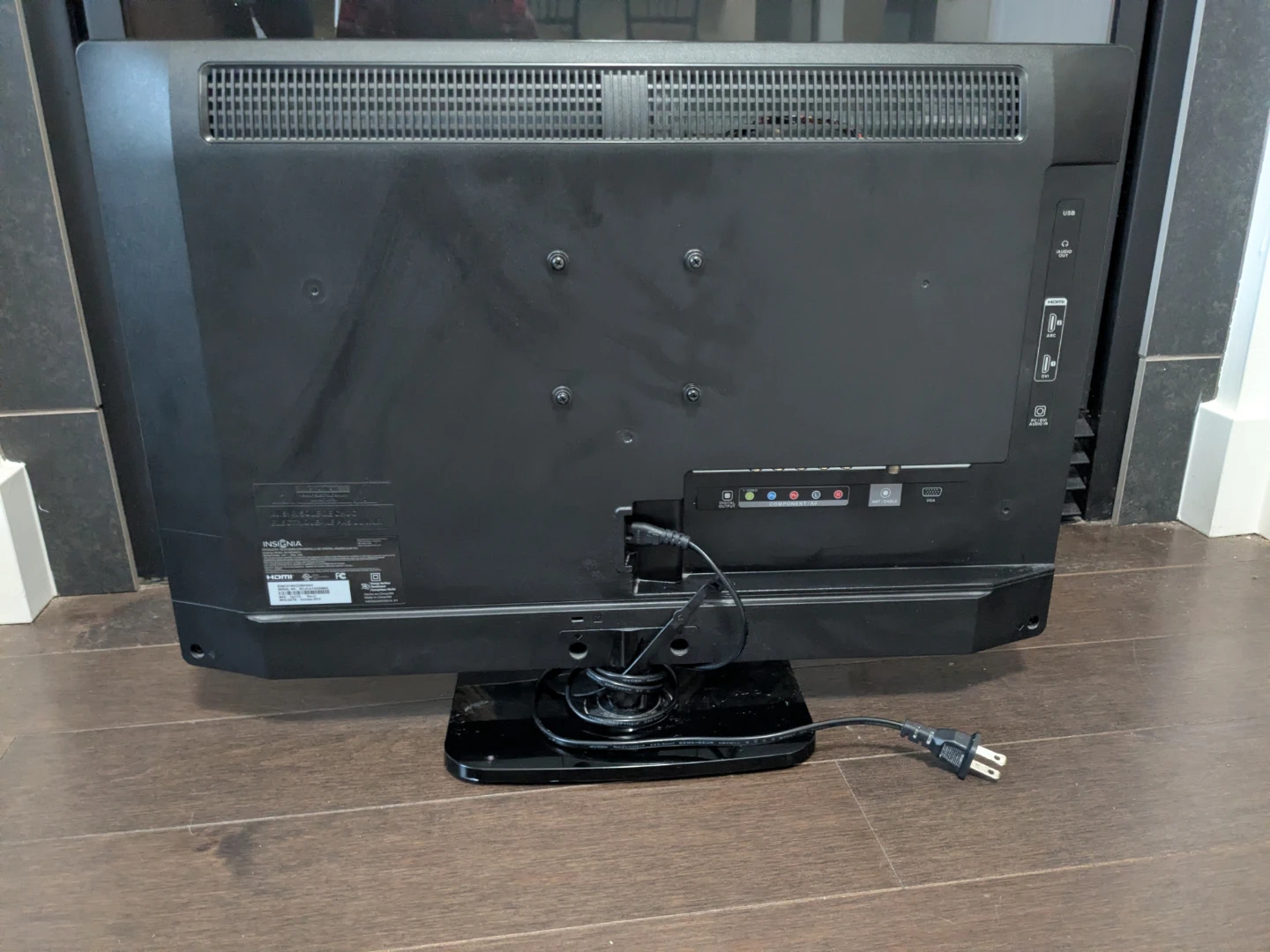 Insignia 24" HD TV - photo 2