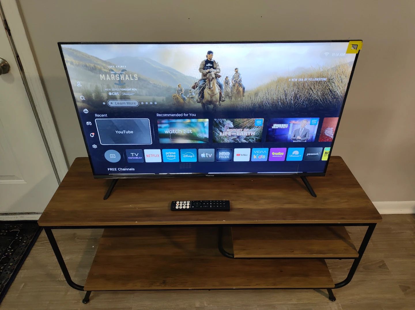 Hisense 40-inch TV with TV stand - photo 4