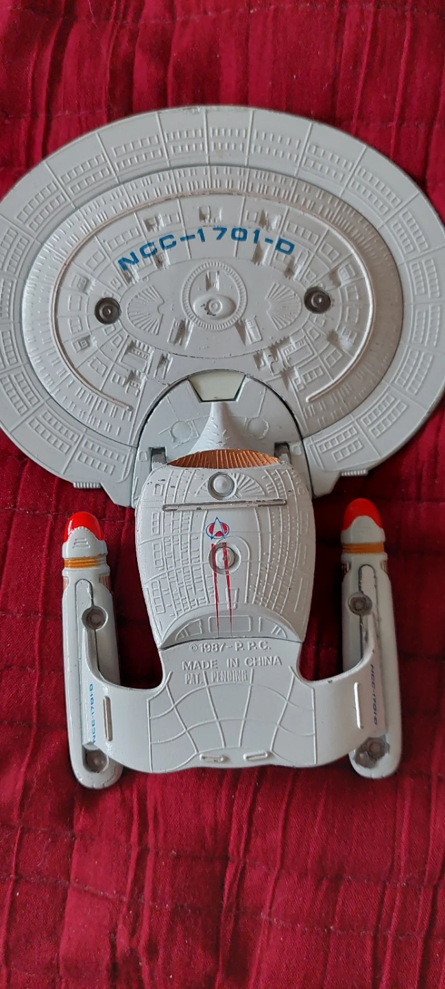 U.S.S. Enterprise NCC-1701-D Starship Model - photo 3