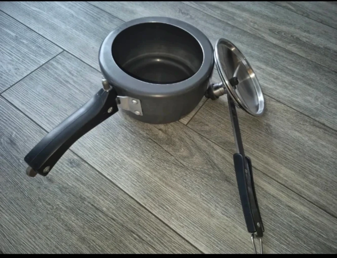 Small pressure cooker with lid, works perfectly.