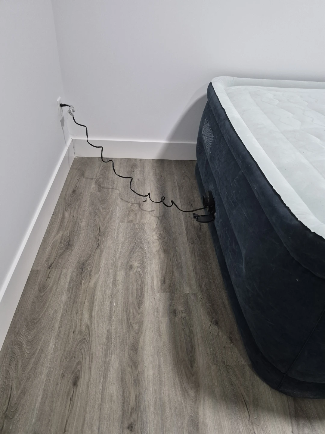 Intex Queen Size Air Mattress with Built-in Pump - photo 4