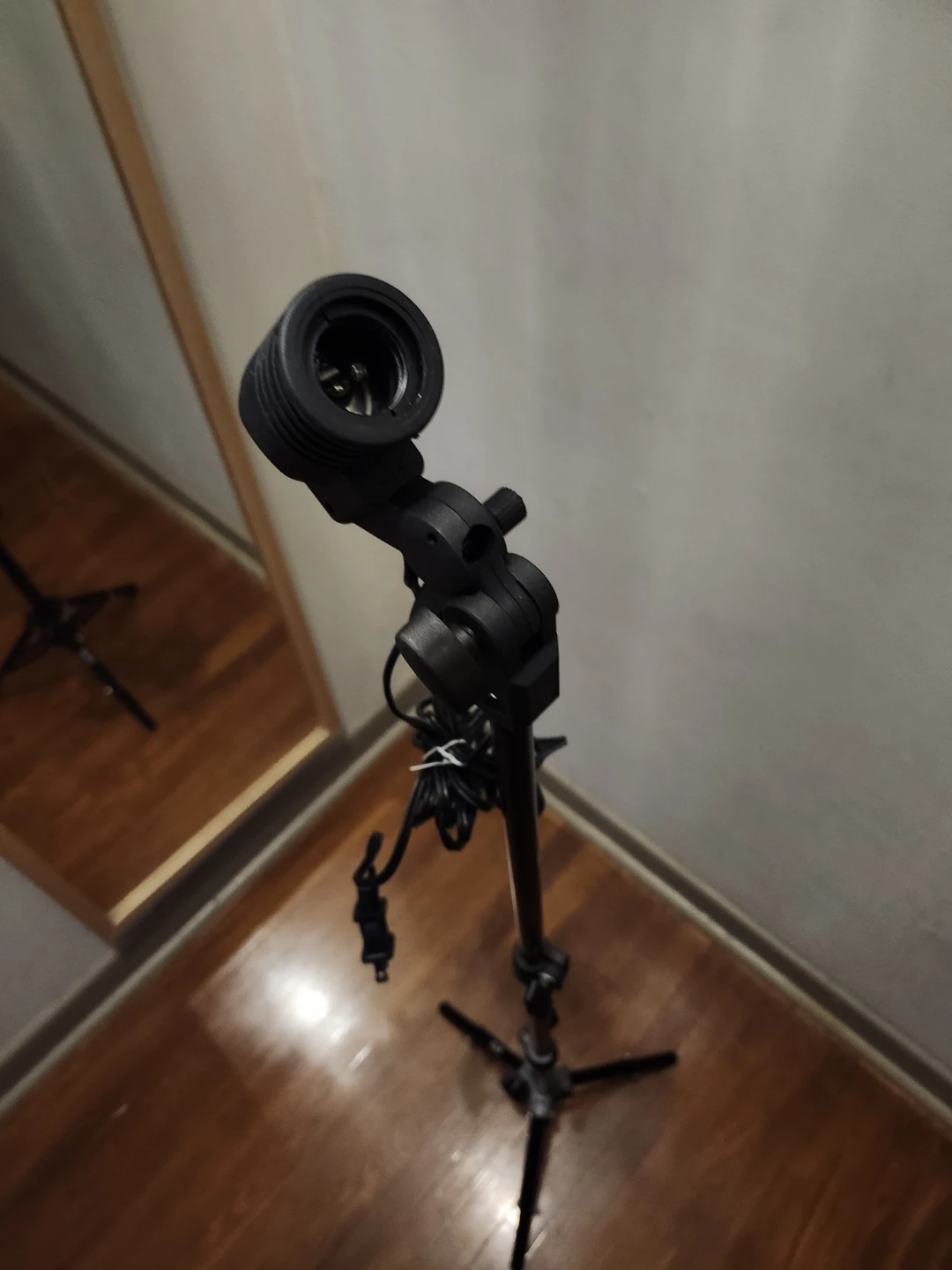 Black Photography 48" Lighting Stand with Adjustable Lamp holder - photo 2