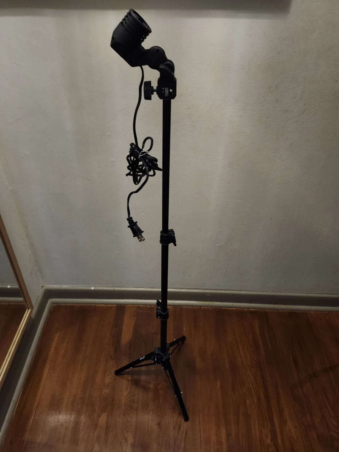 Black Photography 48" Lighting Stand with Adjustable Lamp holder - photo 3