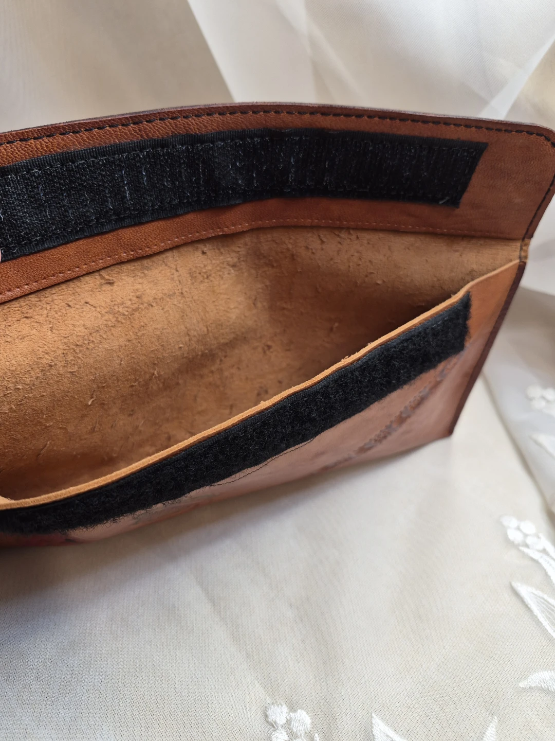 Beautiful Vintage Hand Crafted Leather 9 1/2" x 4 1/2" Wallet - photo 5
