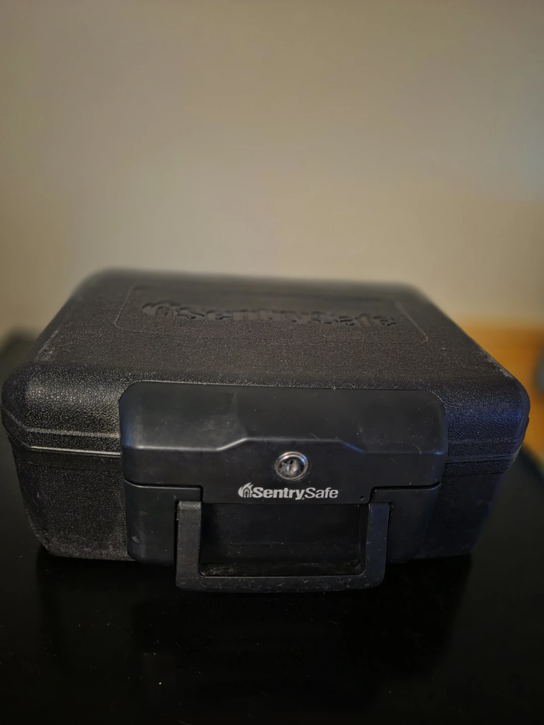 Sentry safe fire proofroof with 2 keys
