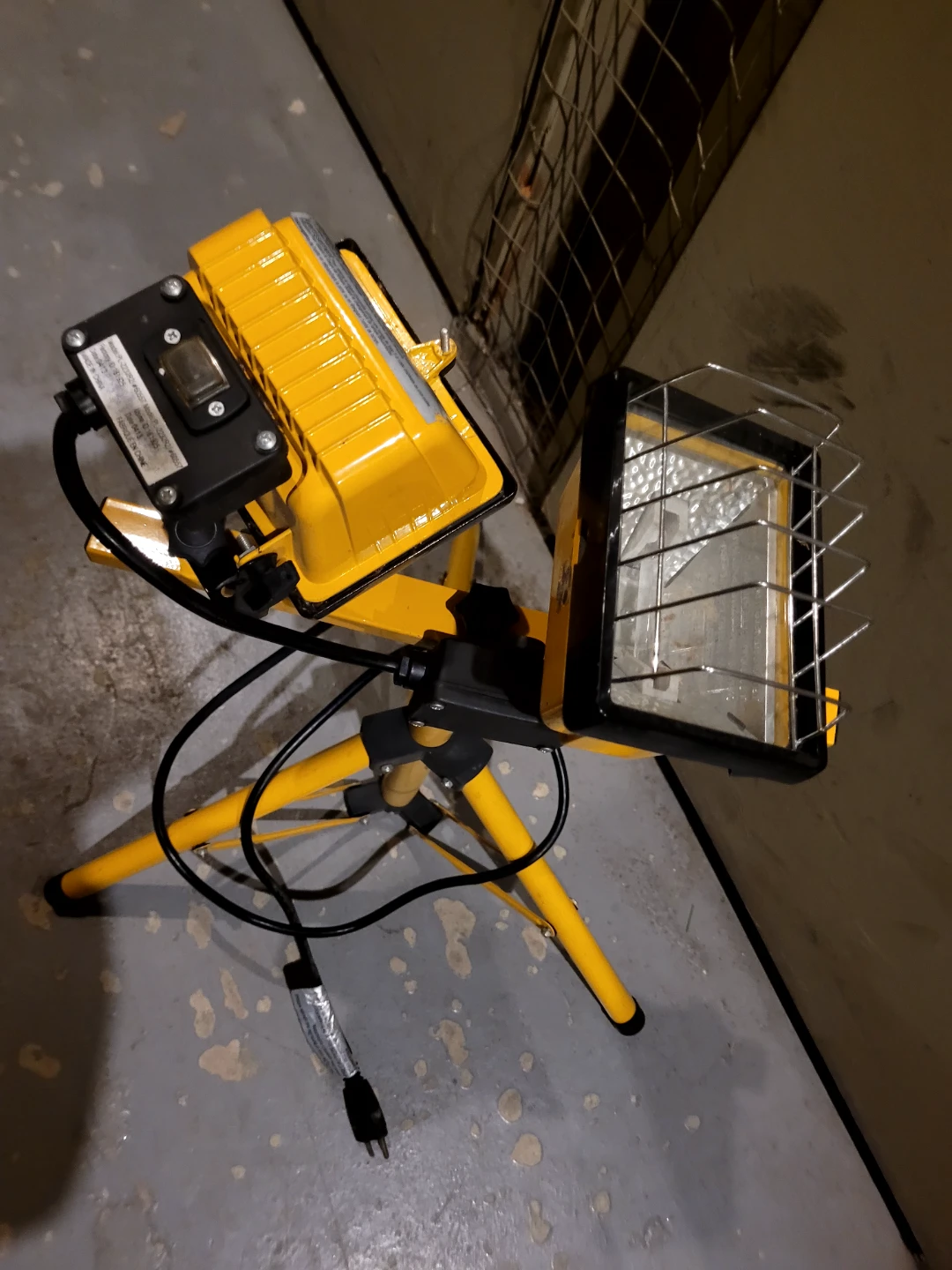 Yellow Dual Head Work Light on Stand🥕