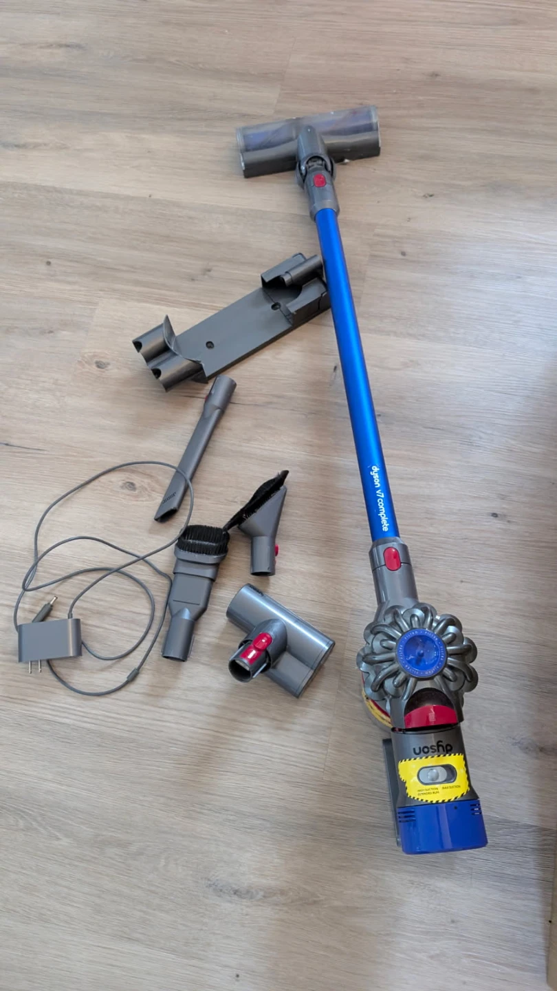 Dyson V7 Complete Cordless Vacuum Cleaner